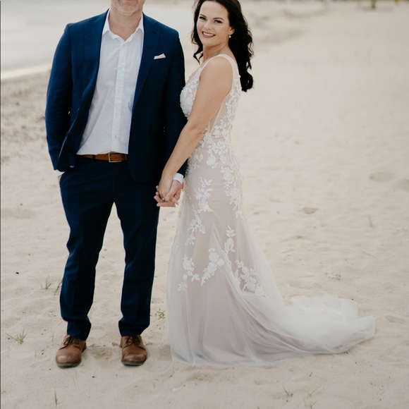 Size 10 Madi Lane Bridal dress worn for an hour retail is 2200$ save 1000& today - Picture 3 of 5